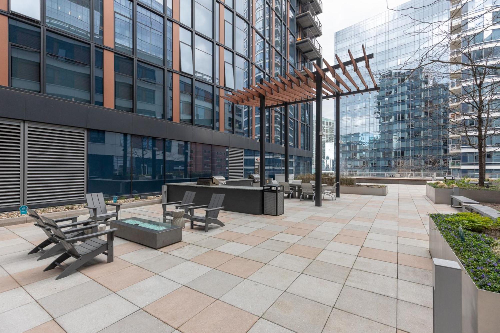 Luxury With Balcony In Seaport *